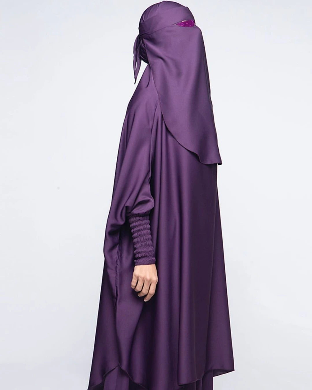 Violett oder Lilafarbenes Jilbab Set im Detail bestehend aus Rock, Hijab und Niqab in Einheitsgröße. Passend für kleine und große Frauen.