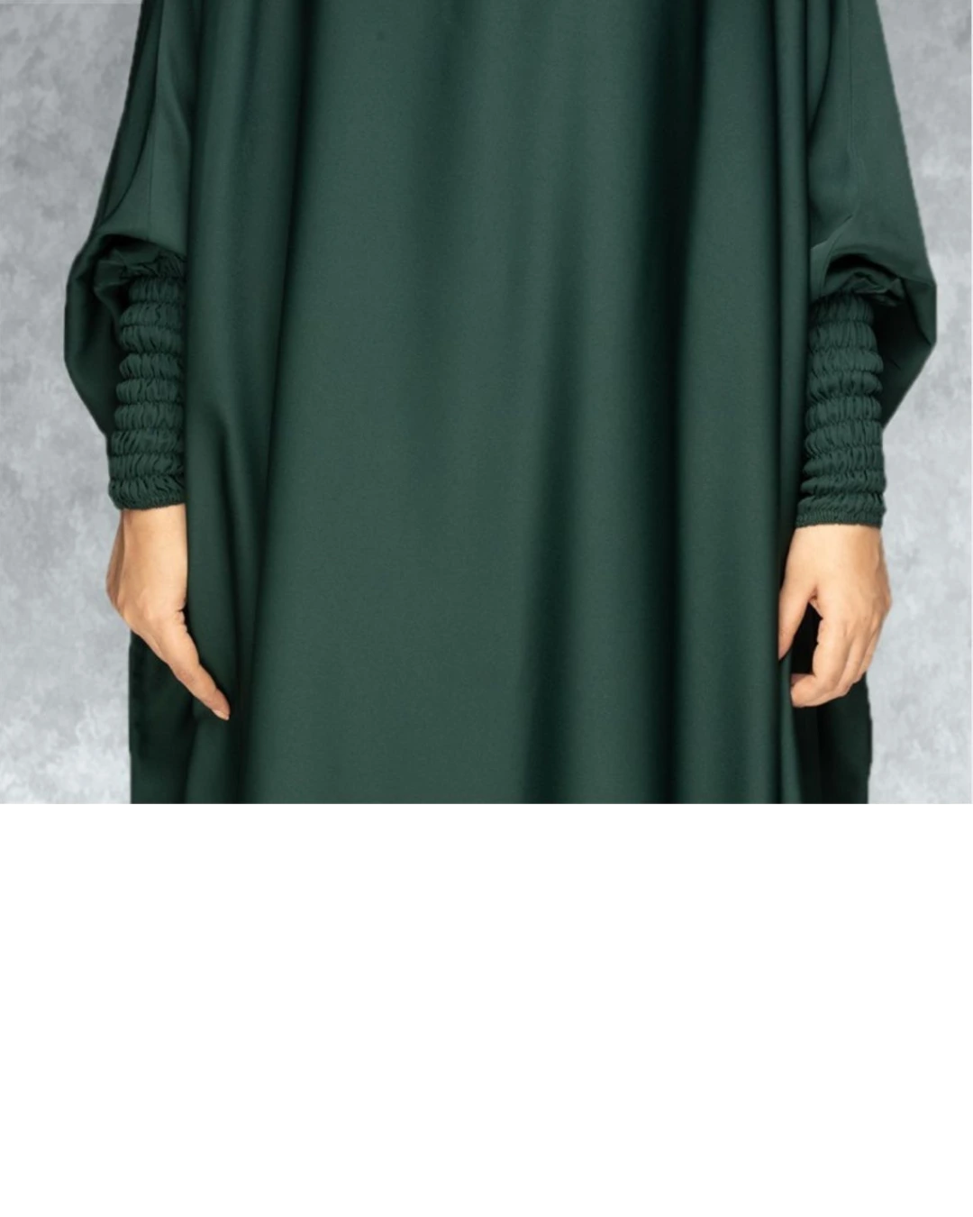 Detailansicht des 3-teiligen Jilbab-Set in Waldgründ mit weitem Khimar und detailreichen, strukturierten Ärmelbündchen.