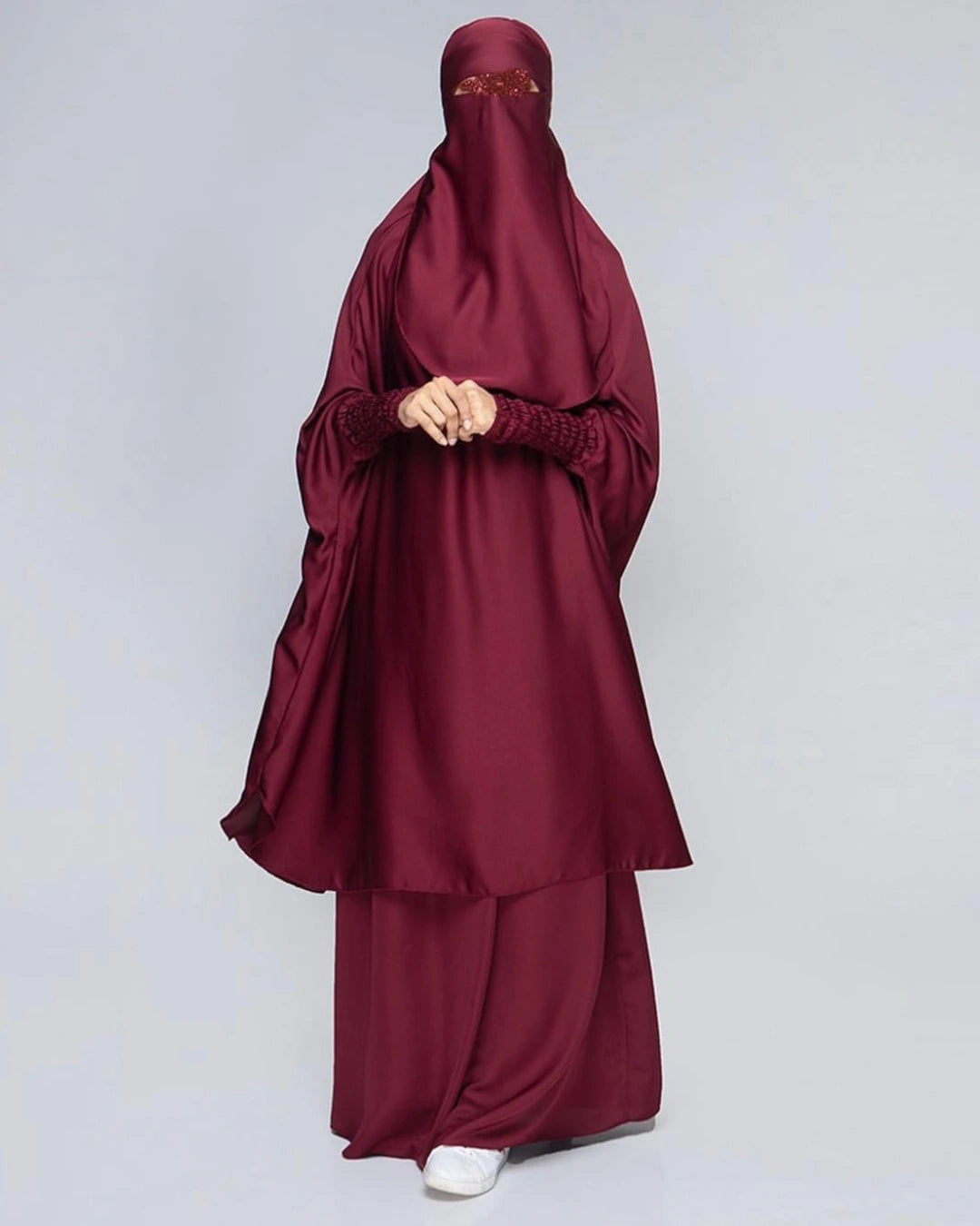 Detaillierte Ansicht des 3-teiligen Jilbab-Set in Bordeaux mit weitem Khimar, Rock, Niqab und detailreichen, strukturierten Ärmelbündchen. In Einheitsgröße passend für kleine und große Frauen. 