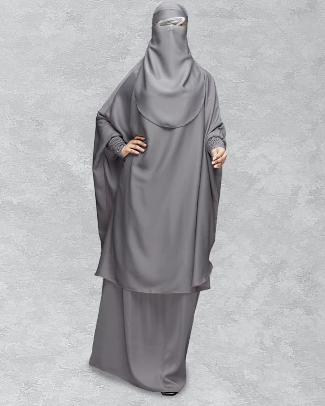 Komplettes 3-teiliges Jilbab-Set in Grau mit weitem Khimar, Niqab und detailreichen, strukturierten Ärmelbündchen. In Einheitsgröße passend für kleine und große Frauen. 
