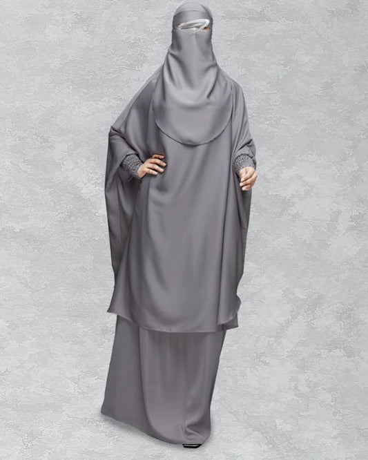 Komplettes 3-teiliges Jilbab-Set in Grau mit weitem Khimar, Niqab und detailreichen, strukturierten Ärmelbündchen. In Einheitsgröße passend für kleine und große Frauen. 