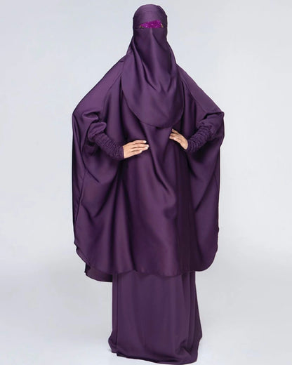 Detaillierte Ansicht des 3-teiligen Jilbab-Set in Violett Lila mit weitem Khimar, Rock, Niqab und detailreichen, strukturierten Ärmelbündchen. In Einheitsgröße passend für kleine und große Frauen. 