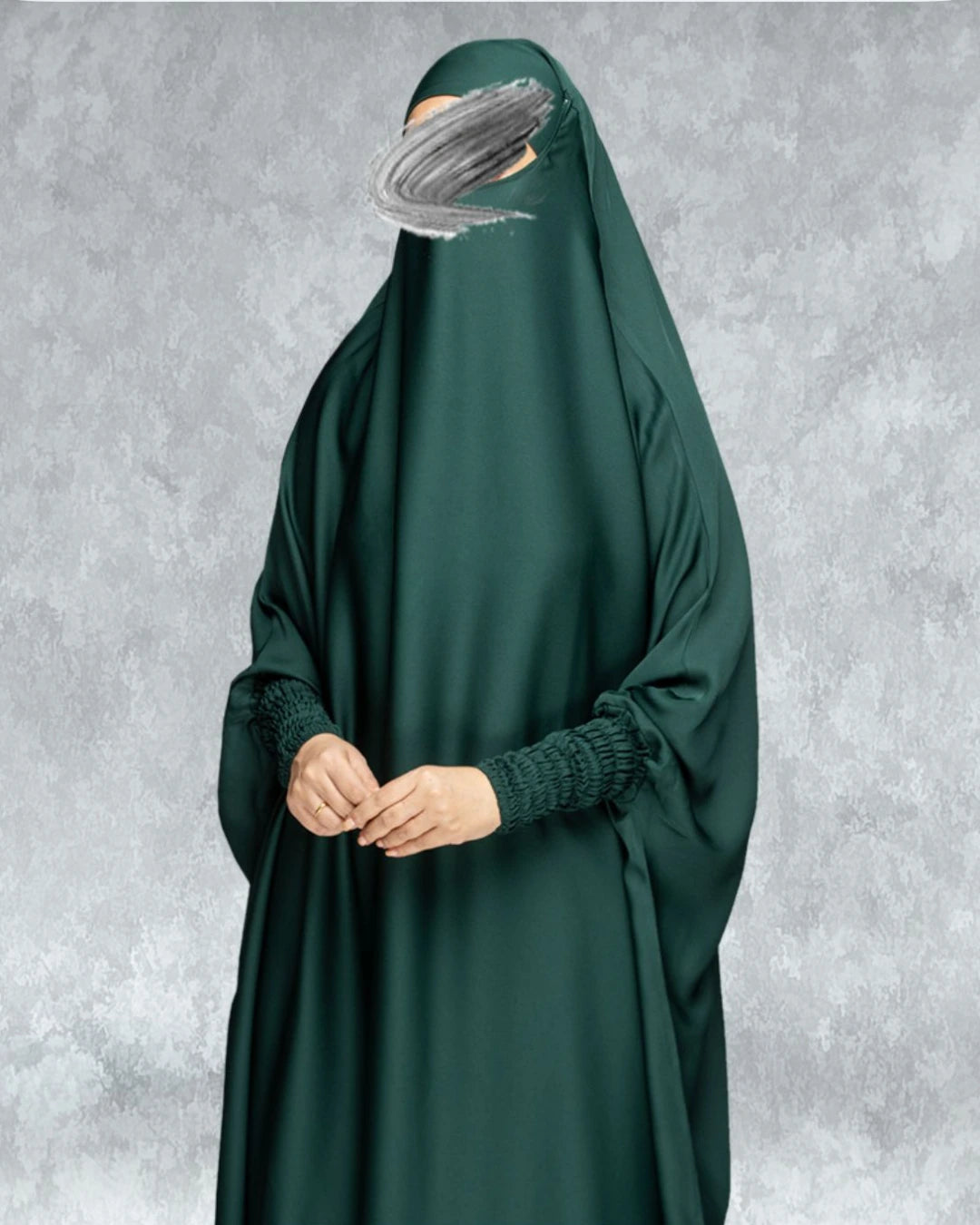 Detaillierte Ansicht des 3-teiligen Jilbab-Set in Waldgrün von vorne mit weitem Khimar, Rock, Niqab und detailreichen, strukturierten Ärmelbündchen. In Einheitsgröße passend für kleine und große Frauen. 