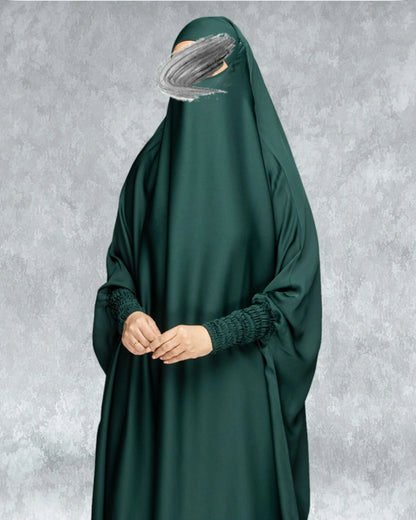 Detaillierte Ansicht des 3-teiligen Jilbab-Set in Waldgrün von vorne mit weitem Khimar, Rock, Niqab und detailreichen, strukturierten Ärmelbündchen. In Einheitsgröße passend für kleine und große Frauen. 