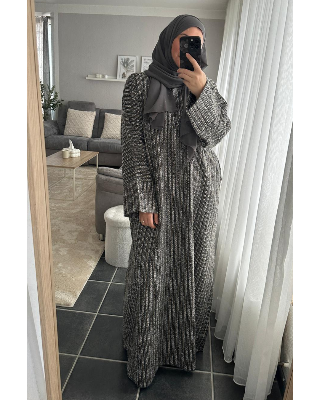 Locker geschnittene Winter-Abaya aus einem grau-schwarzen Tweed-Stoff mit weiten Ärmeln, gezeigt als komplettes Outfit mit einem passenden grauen Hijab.